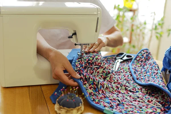 Meisje Naait Een Handgemaakte Doek Tapijt Thuis — Stockfoto