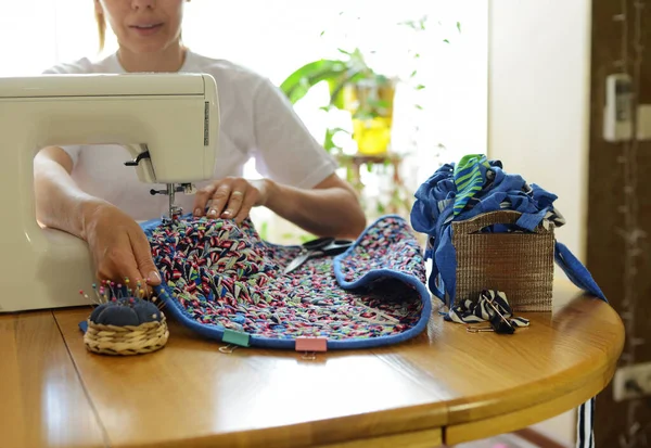 Mädchen Näht Hause Einen Handgemachten Teppich Aus Lappen — Stockfoto