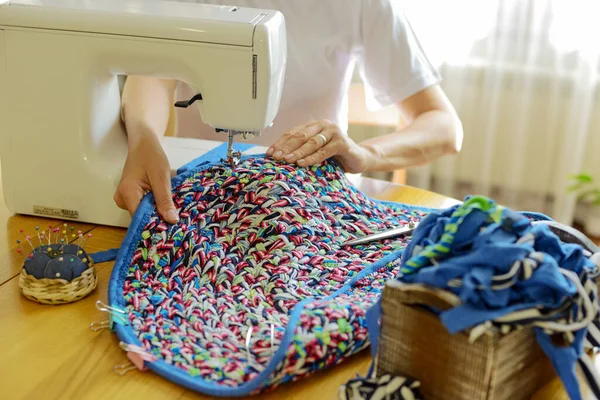 Meisje Naait Een Handgemaakte Doek Tapijt Thuis — Stockfoto