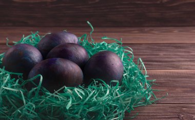 Ekolojik malzeme yuvasında renkli yumurtalar