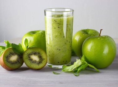 Taze yeşil smoothie. Yakın çekim.