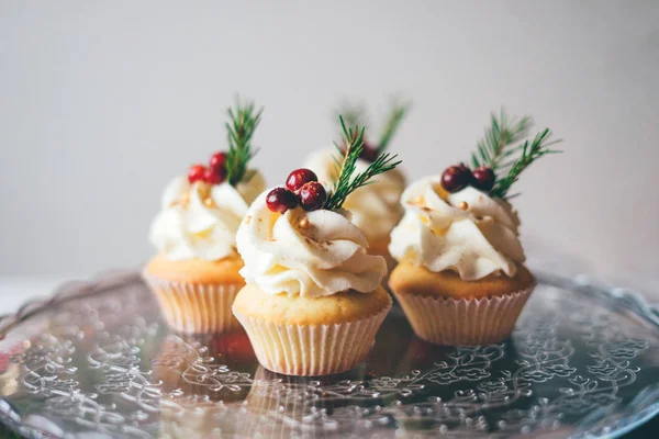 Cupcakes de Natal na mesa contra uma parede branca . — Fotografia de Stock