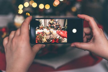 Masanın üzerinde noel pastalarının fotoğrafını çek..