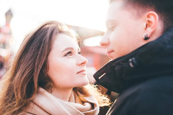 Liefdevol stel dat elkaar op straat aankijkt — Stockfoto