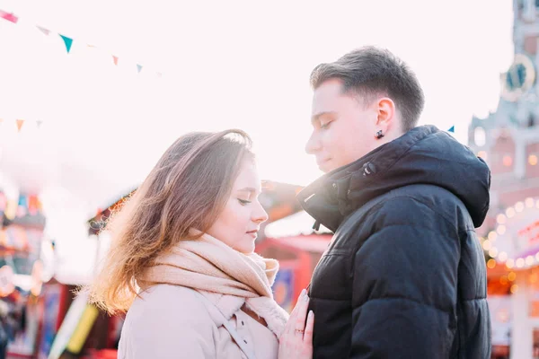 Giovane coppia si trova di fronte a vicenda con gli occhi bassi — Foto Stock