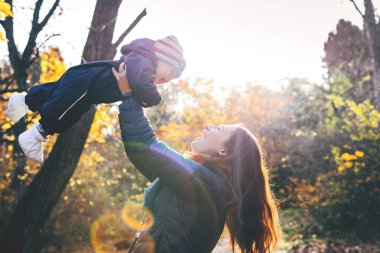 Annem güneşin altında botanik bahçesinde kucağına bebek kusar..