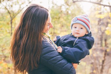 Anne ve oğlu botanik bahçesinde ellerinde..