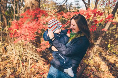 Anne kucağında bebekle botanik bahçesinde birbirinize bakın..