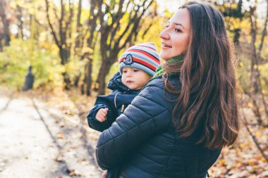 Anne ve oğlu botanik bahçesinde ellerinde..