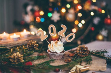 Noel keki ahşap tahtada, süslemeli 2020.