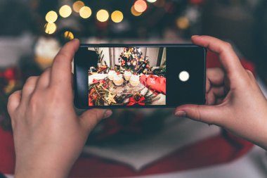 Masanın üzerinde noel pastalarının fotoğrafını çek..