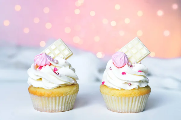 Two cupcakes with white cream with pink decoration for Valentine's Day. — Stock Photo, Image