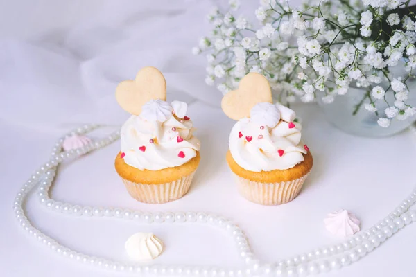 Dois Cupcakes Com Chantilly Branco Fundo Branco Com Uma Decoração — Fotografia de Stock