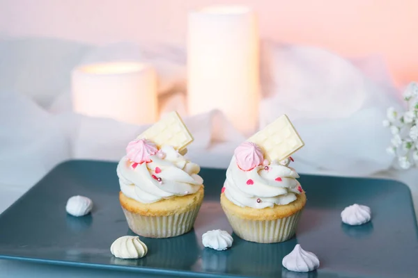 Dois Cupcakes Com Chantilly Branco Fundo Rosado Com Uma Decoração — Fotografia de Stock