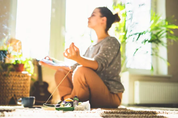 Mujer haciendo yoga en casa en un día soleado . — Foto de Stock