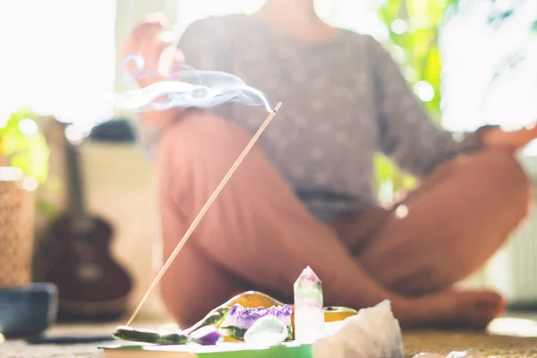 Hermosa Mujer Haciendo Yoga Casa Día Soleado Quemadura Cristal Aroma — Foto de Stock