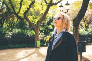 Bahar sokağında gözlüklü bir kadın var..