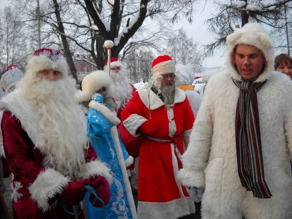 Petrozavodsk, República de Karelia, Rusia - 9 de noviembre de 2019: personas con trajes de colores brillantes de muñecos de nieve, Papá Noel, Doncella de nieve y oso polar. Vacaciones en un frío día de invierno . —  Fotos de Stock