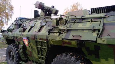 Motorlu tüfek personeli, motorlu piyade ve hava indirme birlikleri ve malzemelerini muharebe görevi ve tahliye bölgesine taşımak için zırhlı taşıma ve savaş aracı.