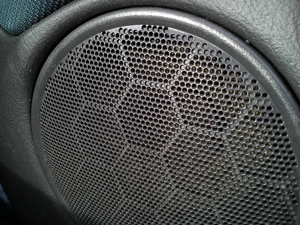 Grill gris d'un haut-parleur de musique dans une voiture. L'intérieur de la voiture. Haut-parleurs stéréo acoustiques. Radio sous forme de jouets ou avec un design élégant — Photo