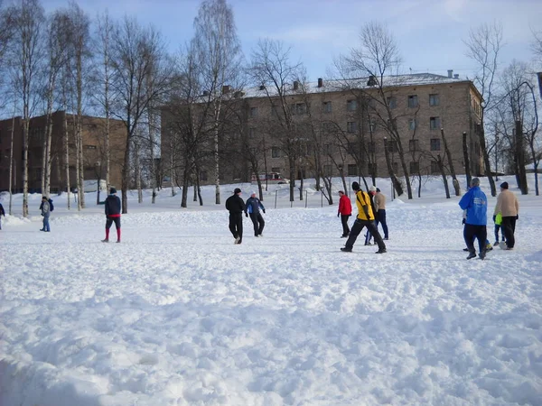 Moskova, Rusya - 8 Mart 2019 Yetişkin erkekler karda futbol oynuyor. Kış sporu. Atletler özel, sıcak bir kış sporu üniforması giyerler. Kış sporları