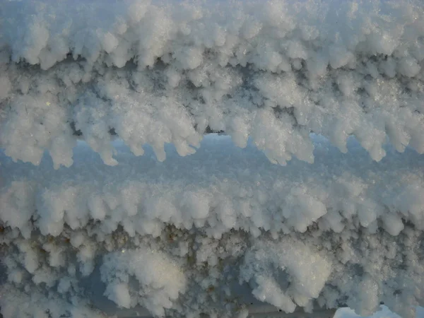 El inicio de la edad de hielo en el planeta. Desastre ecológico y cambio climático. Estructuras de metal helado en la estación de tren. La verdadera vida cotidiana del Ártico. Cristales de hielo brillan en el sol — Foto de Stock