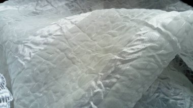 Parlak beyaz çizgili şeffaf sentetik beyaz kumaş. Oda için renksiz tül. Uçan kalın çizgili, buruşuk perdeler, lurex ve Richelieu örgüsü. Dikkatsizce döşenmiş kumaş