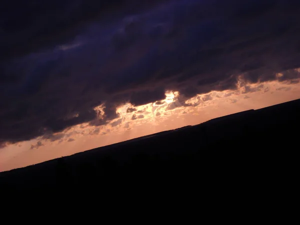 Αντίθεση εικόνας φόντου. Ο αγώνας μεταξύ καλού και κακού. Αυγή ή ηλιοβασίλεμα. Βιολέτα και μπλε σύννεφα. Διασχίζοντας το λαμπρό φως στο σκοτεινό βασίλειο — Φωτογραφία Αρχείου