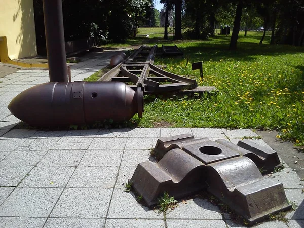 Military metal structures of the 19th century. Exhibits in the open. Heavy cast iron support. An antique shell or bomb. The remains of the Alexander Cannon Plant. — Stock Photo, Image