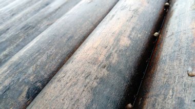 Uzunlamasına testere kullanmadan inşaatta kullanılacak bir kütük. Yuvarlak kereste çeşidi. Yuvarlak ahşap kütüklerin yapımının bir parçası. Nemin ahşap üzerindeki etkisi