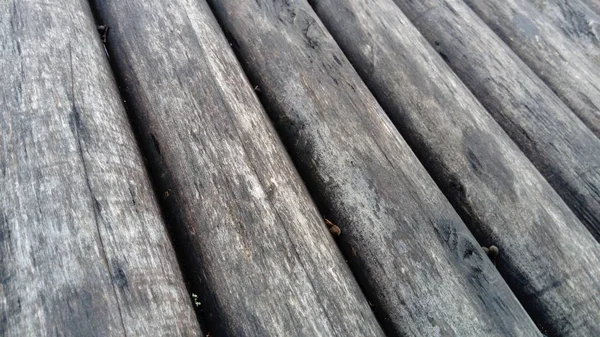 Die Wirkung von Feuchtigkeit auf Holz. ein Bauholz für den Einsatz im Bauwesen ohne Längssägen. Rundholzsortiment. Fragment der Konstruktion von Rundhölzern. — Stockfoto