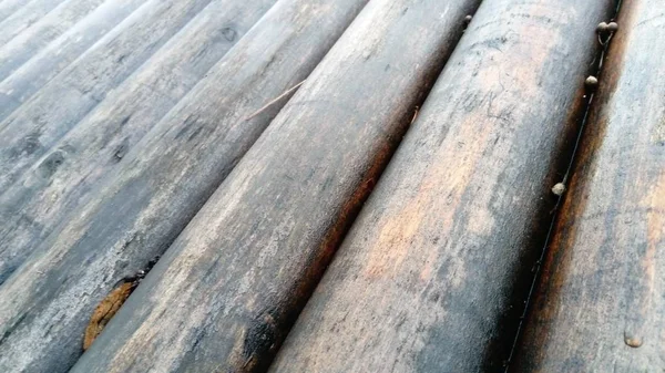 Fukthetens inverkan på trä. En byggnadslogg för användning i konstruktionen utan längsgående sågning. Rundvirkessortiment. Fragment av konstruktionen av rundade trästockar. — Stockfoto