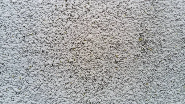 Finishing layer formed by hardened mortar. Plastered light wall. Cement texture applied with a spatula. The use of decorative plaster in the interior is becoming a common type of decoration — Stock Photo, Image