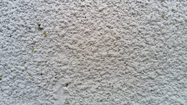 硬化砂浆形成的抛光层. 粉刷的轻墙。 水泥质感用喷头涂敷. 室内装饰石膏的使用正在成为一种常见的装饰形式 — 图库照片