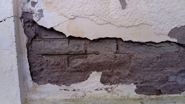房子墙壁上的裂缝. 旧石膏从表面脱落. 施工过程中出现缺陷。 湿度对结构的影响。 违反建筑过程技术的行为 — 图库照片