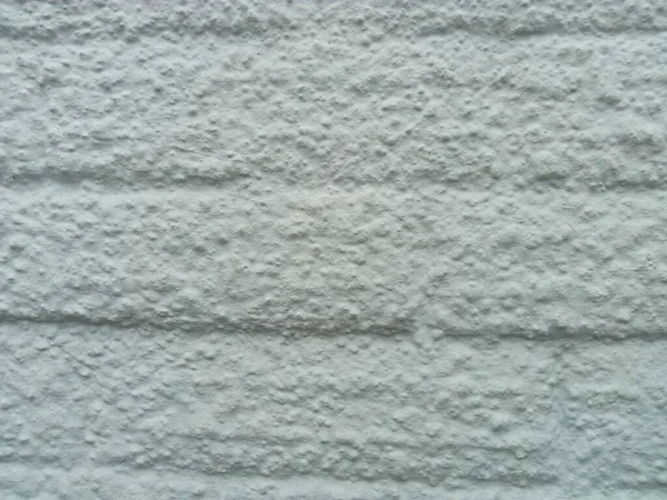 涂满白墙。 抛光层是由硬化砂浆形成的. 水泥的质感是用喷头施加的. 室内装饰石膏的使用正成为一种常见的装饰形式 — 图库照片