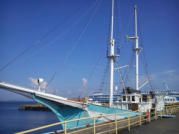 Sailing yacht stands at the pier. Beautiful graceful ship — Stock Photo, Image