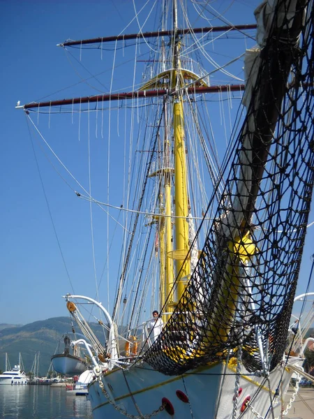 Yate de vela se encuentra en el muelle. Hermoso barco agraciado, mástil, redes —  Fotos de Stock