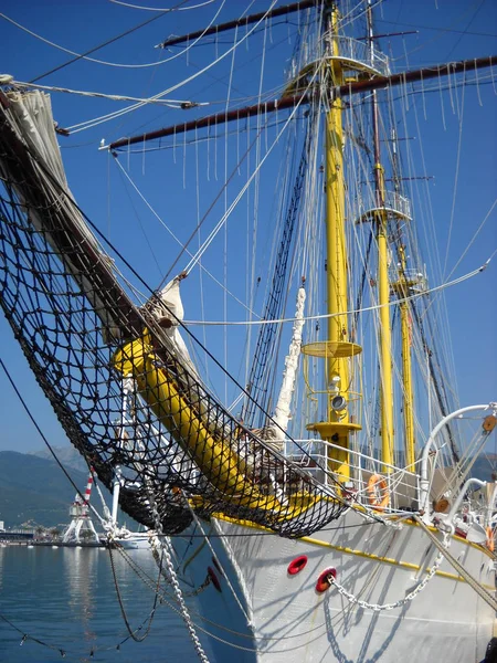 Zeiljacht staat op de pier. Prachtig schip, mast, netten. — Stockfoto