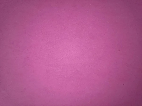 Arkusz ciemnoróżowego papieru z lekką winietą na brzegach. Namiętny kolor liliowy. Aksamitna faktura papieru. Tło dla kartki okolicznościowej lub strony. Walentynki. — Zdjęcie stockowe