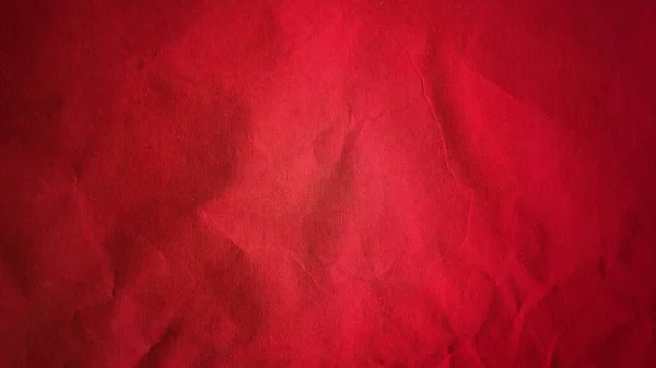 Papel rojo grueso arrugado. Brillante hermoso tinte de sangre intensa. Textura. Viñeteo oscuro alrededor de los bordes de la página. Color saturado. Efecto abultamiento —  Fotos de Stock