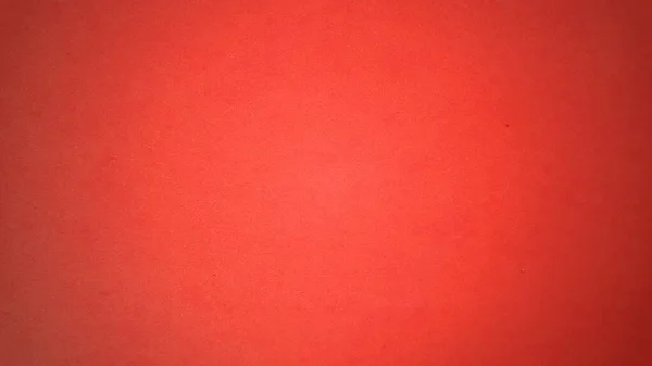 Una hoja de papel rojo brillante con viñetas ligeras alrededor de los bordes. Color rojo apasionado. Pintura brillante saturada. Textura de papel. Fondo para la tarjeta de felicitación o la página con la fiesta de San Valentín . — Foto de Stock