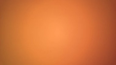 Yumuşak, güzel, turuncu şeftali rengi. Farklı ışıklandırmalı bir kağıt parçası. Ortası daha hafif. Arka plan olarak da kullanılabilir, boya örneği olarak da. Sıcak güneşli yarım ton. Kolay kenar vignet