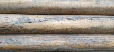 Yuvarlak kereste çeşidi. Yuvarlak ahşap kütüklerin yapımının bir parçası. Nemin ahşap üzerindeki etkisi. Uzunlamasına testeresi olmayan bir inşaat günlüğü.