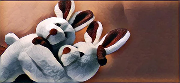 Два білих плюшевих кролика обіймаються. Темно-червоний фон. Дитячі іграшки білі. На День святого Валентина листівка. Взаємна любов і любов. Декларація любові. Стилізоване зображення — стокове фото