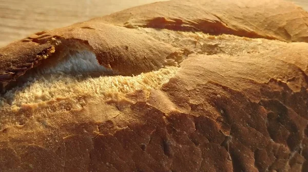 Apetyczna skórka chleba z mąki pszennej. Świeże ciasta w piekarni. Chrupiące na bułce. Struktura pieczonego ciasta. Produkt zawierający gluten. Przeciwwskazane w cukrzycy i dietach odchudzających. — Zdjęcie stockowe