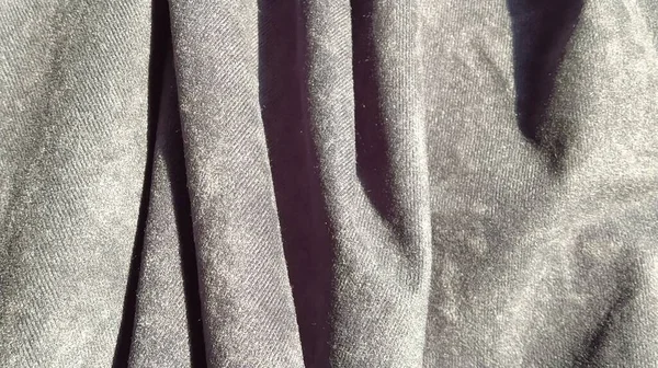 Gros plan de tissu épais en velours pour rideaux. Couleur bleu-gris. Le matériau est suspendu en vagues. Échantillon pour décoration de maison. Pièce de tissu en velours côtelé . — Photo