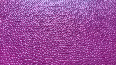 Yapay deri parlak pembe ya da fuşya renginde. Bir çanta ya da ayakkabının yüzeyindeki belirgin izler ve yükseklikler. Işığın yansıması. Taklit domuz derisinden yapılmış moda aksesuarı. Yakın plan.