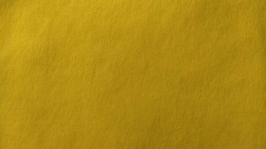 Kağıt ya da kumaş parçası parlak sarıdır. Yakın plan. Hafifçe katlanmış çarşaf. Hafif eğim ve vurgulanmış kabataslak yüzey dokusu. Geçmiş ya da ürün örneği. Güneşli, neşeli sarı