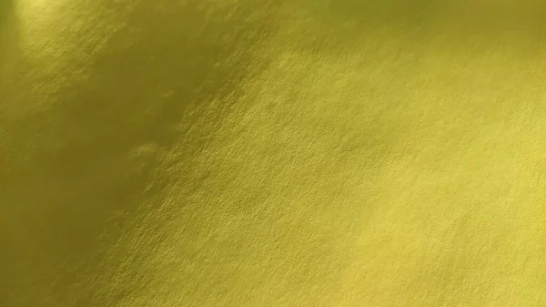 Паперовий або тканинний матеріал яскраво-жовтий. Крупним планом. Трохи складений аркуш. Легка градієнтна і підкреслена шорстка текстура поверхні. Зразок тла або продукту. Сонячно веселий жовтий — стокове фото